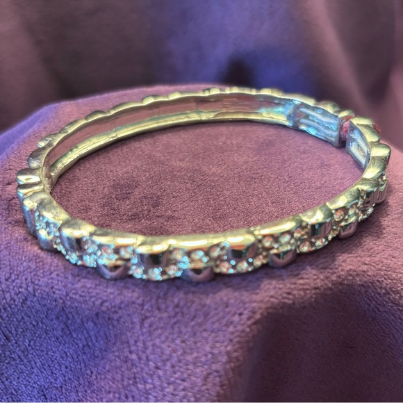 Bracelet features a stretchy silver band that comfortably fits around the wrist - Picture 2 of 2